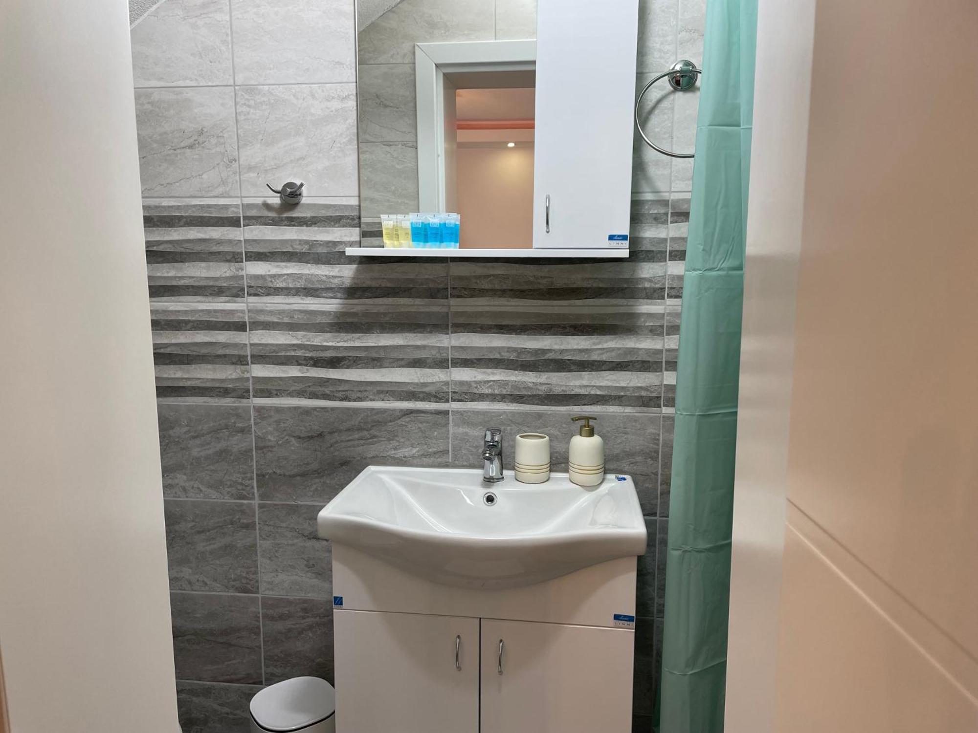 Bora Apartmani - Free Parking - City Center ヴラニェ エクステリア 写真